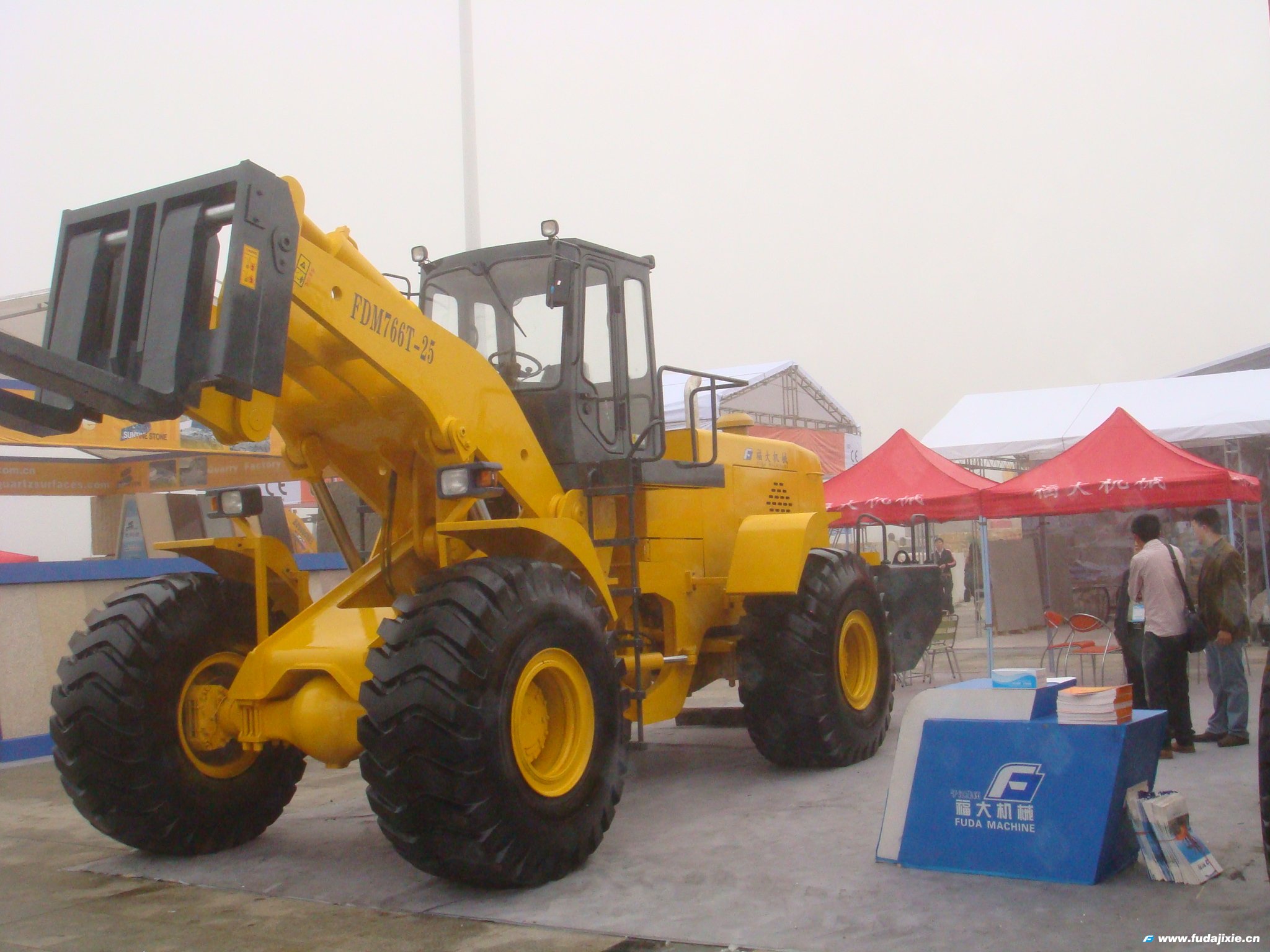 福大25吨叉装车FDM766T-25亮相2011年厦门爱游戏手机入口官网-爱游戏(中国)展